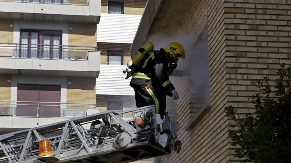 Un bombero interviene en un simulacro de incendio en Soria