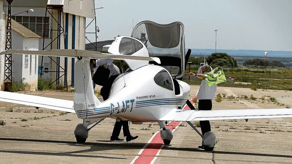 Una de las avionetas de la escuela de pilotos que se ha instalado en el aeropuerto oscense.