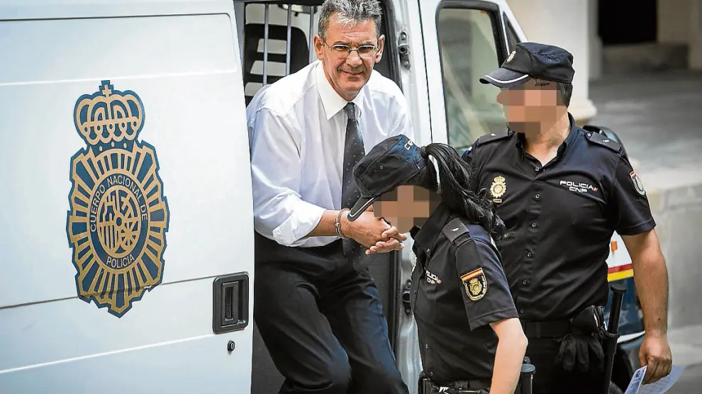 Antonio Losilla baja sonriente del furgón policial que le llevó ayer al Tribunal Superior.
