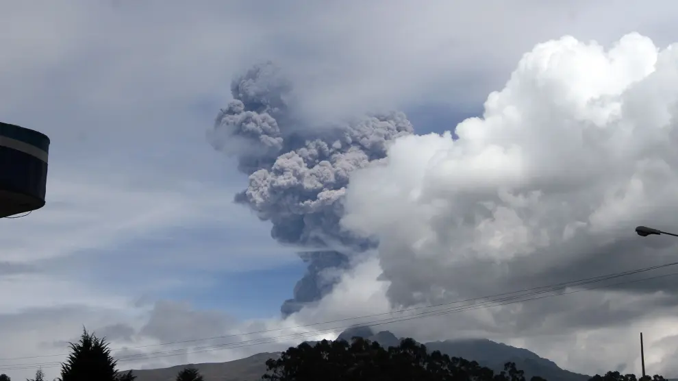 Volcán Cotopaxi emanando ceniza