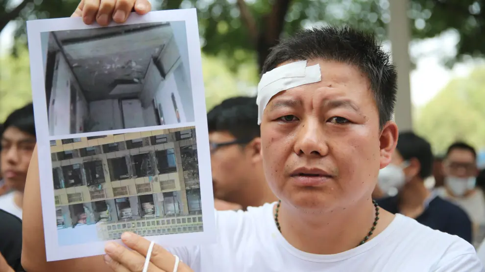 Los residentes en Tianjin muestran imágenes de cómo quedaron sus casas