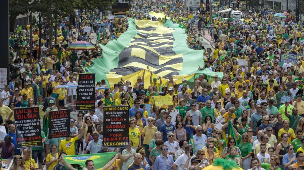 Miles de brasileños salen a la calle para pedir la destitución de Dilma Rousseff.