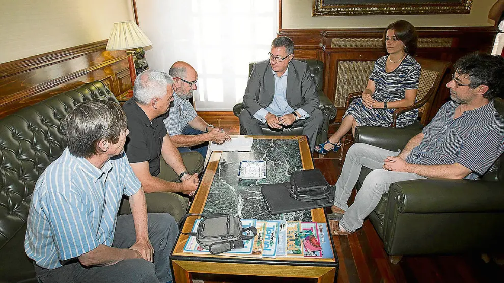 Representantes de las plataformas ciudadanas se reunieron ayer con el alcalde de Teruel.