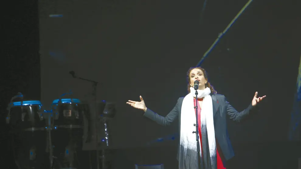 La cantante israelí Noa, durante una actuación en Pirineos Sur.