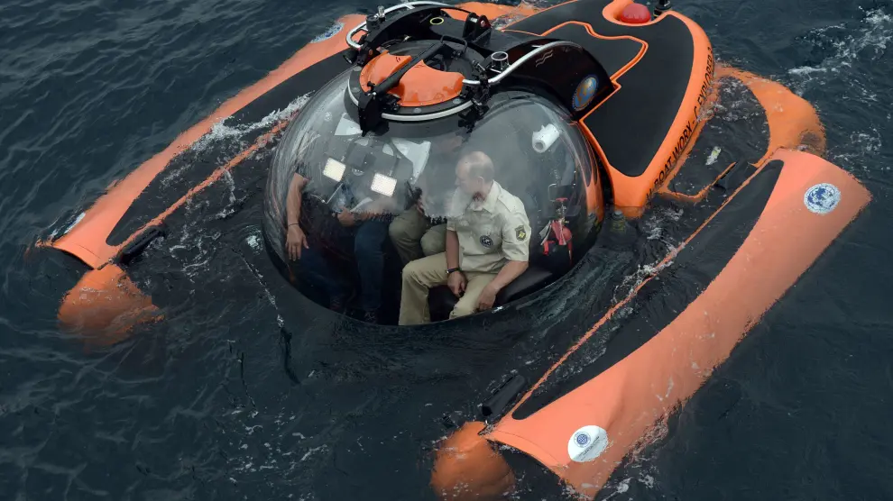 Vladimir Putin se sumerge en el mar Negro a bordo de un batíscafo.