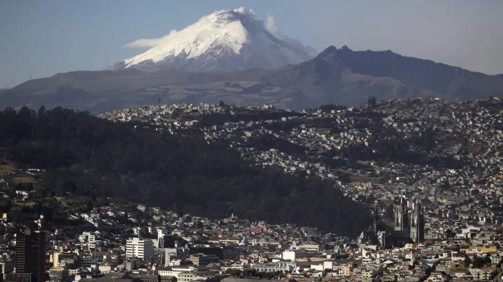 El volcán Cotopaxi, visto desde Quito, capital ecuatoriana.