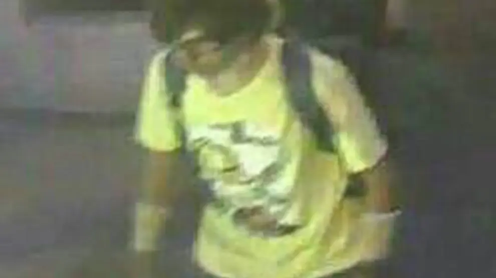 Las imágenes muestran a un hombre aparentemente joven que viste camiseta amarilla y porta una mochila a la espalda.