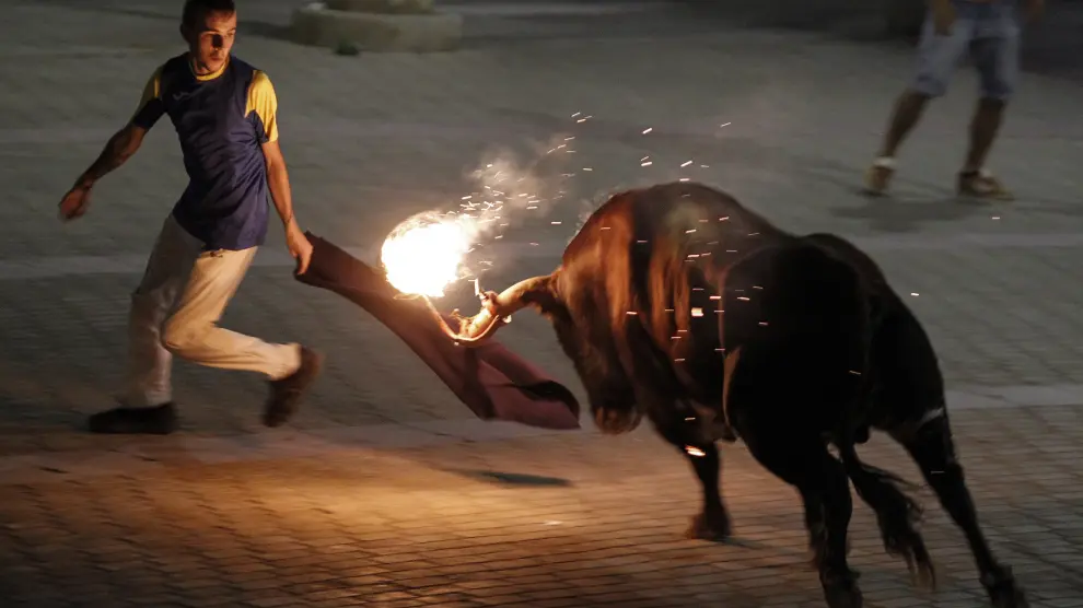 El toro embolado, en Meliana (Valencia), el pasado fin de semana.