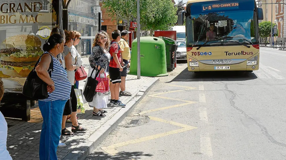 Los nuevos buses, gratuitos esta semana, registraron ayer más usuarios. En la foto, una de las paradas de la Avenida de Sagunto.