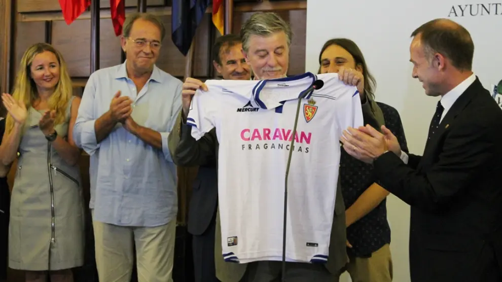 Santisteve, con la camiseta del Real Zaragoza que le ha entregado Christian Lapetra