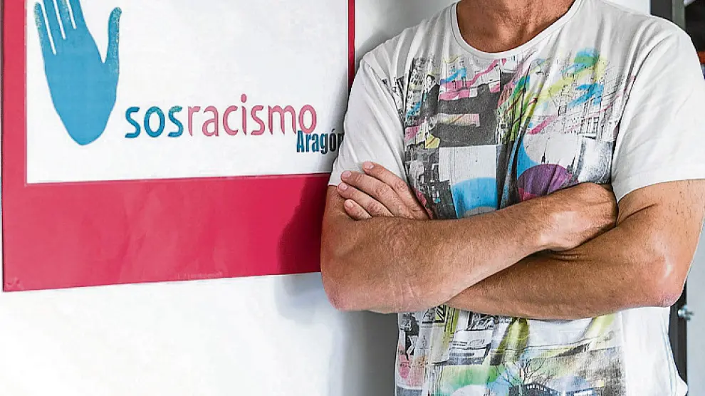 José Luis Aliaga, en la sede de SOS Racismo en Zaragoza.