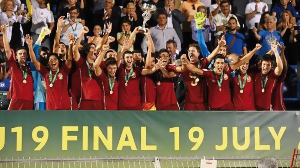 La selección española celebra la conquista del campeonato. En el centro en segundo término alzando la copa, el zaragozano Jesús Vallejo.