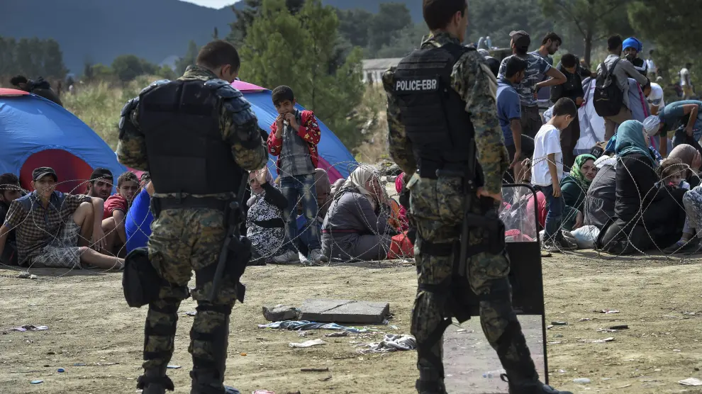 La policías hacen guardia en la frontera entre Macedonia y Grecia.