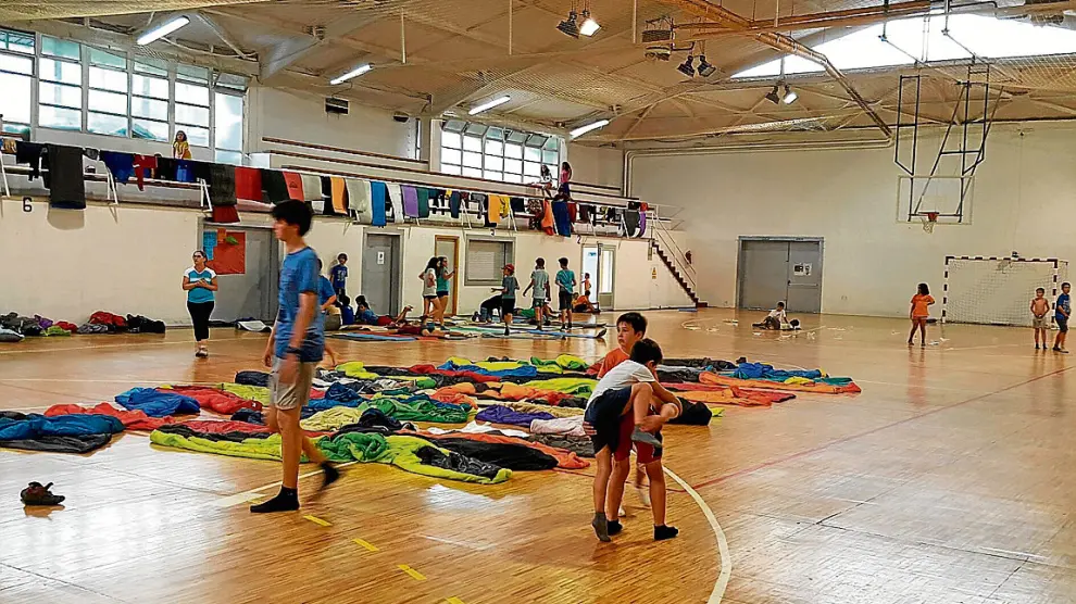 Los niños han sido realojados en el polideportivo de Biescas.