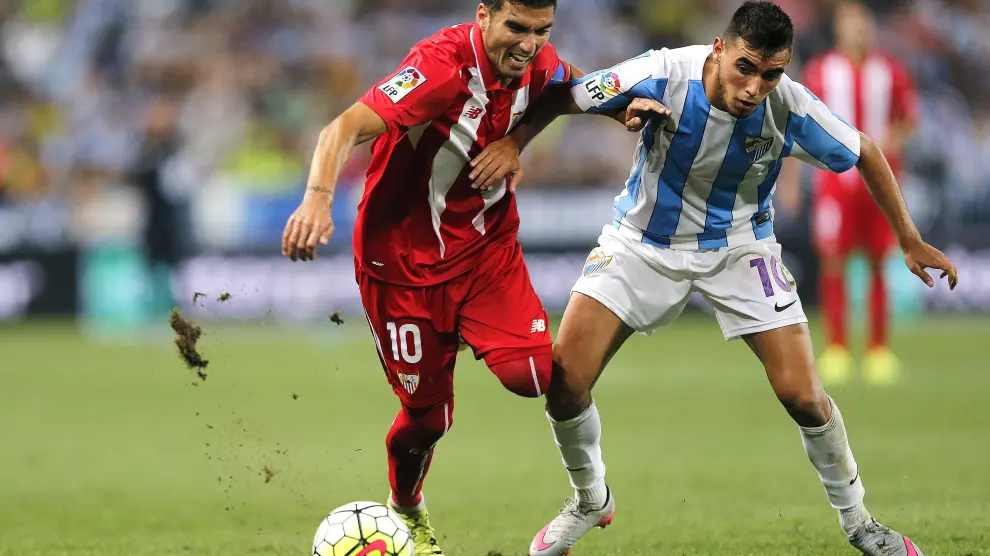 Reyes  lucha el balón ante Ricardo Horta durante el partido de la primera jornada de la LigaBBVA.