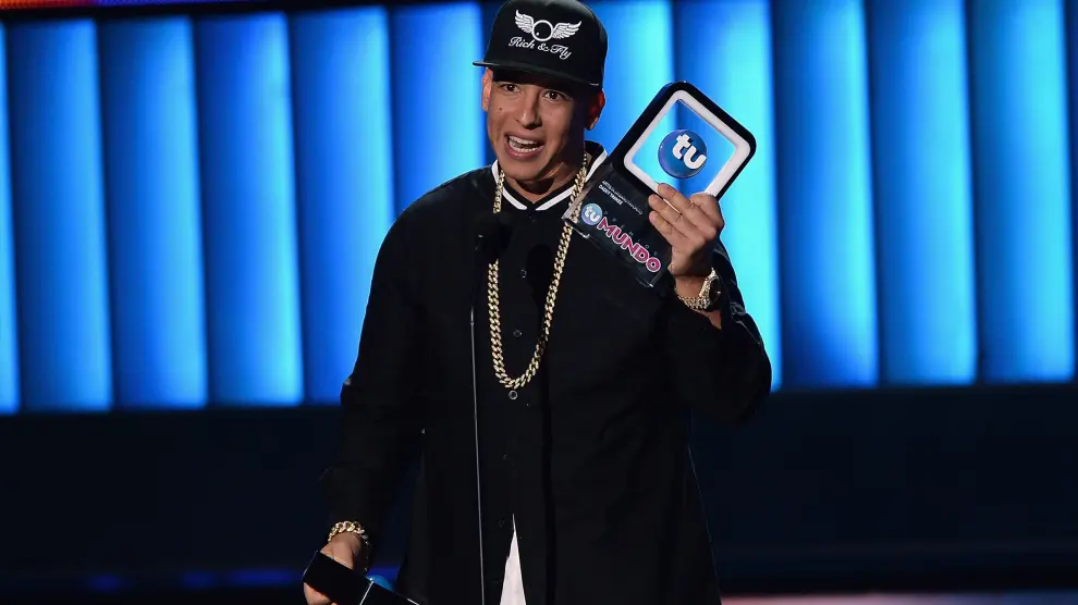 Daddy Yankee recibiendo el premio al mejor músico urbano.