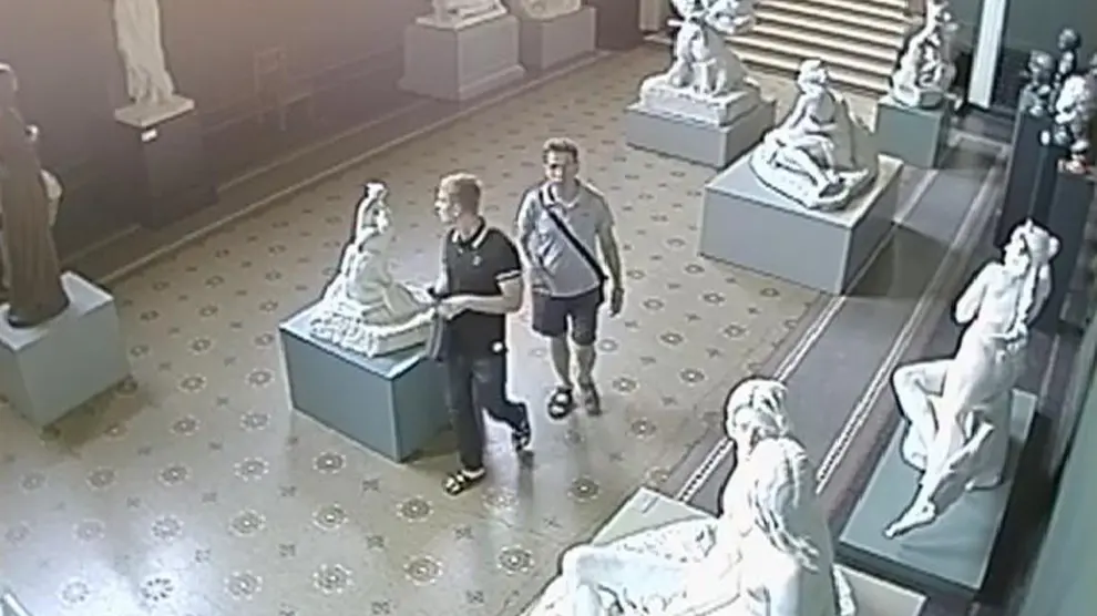 Las cámaras de seguridad del museo captaron a los dos ladrones.