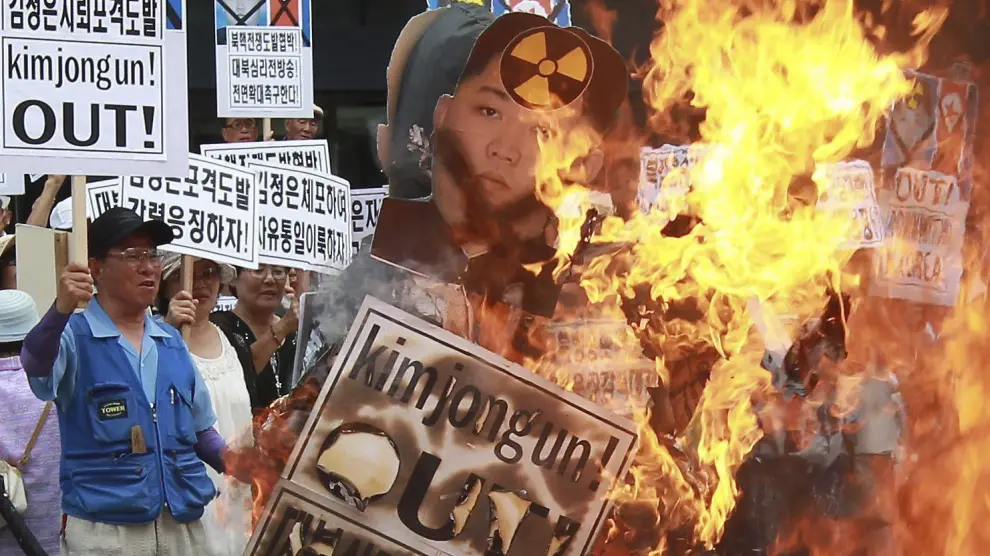 Activistas surcoreanos queman fotos del líder norcoreano Kim Jong-Un en Seúl.
