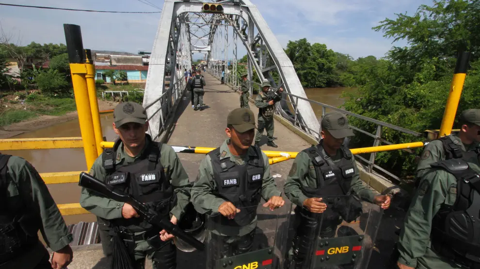 Miembros de la Guardia Nacional Bolivariana resguardan el puente internacional de Unión, en la localidad venezolana de La Fría.