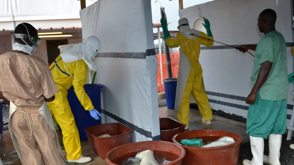 Trabajadores sanitarios en un centro de tratamiento de ébola en Conakry (Guinea).