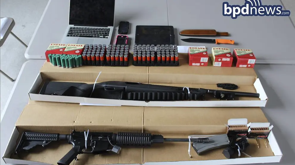 Munición y las armas confiscadas de un vehículo tras la detención de dos hombres.