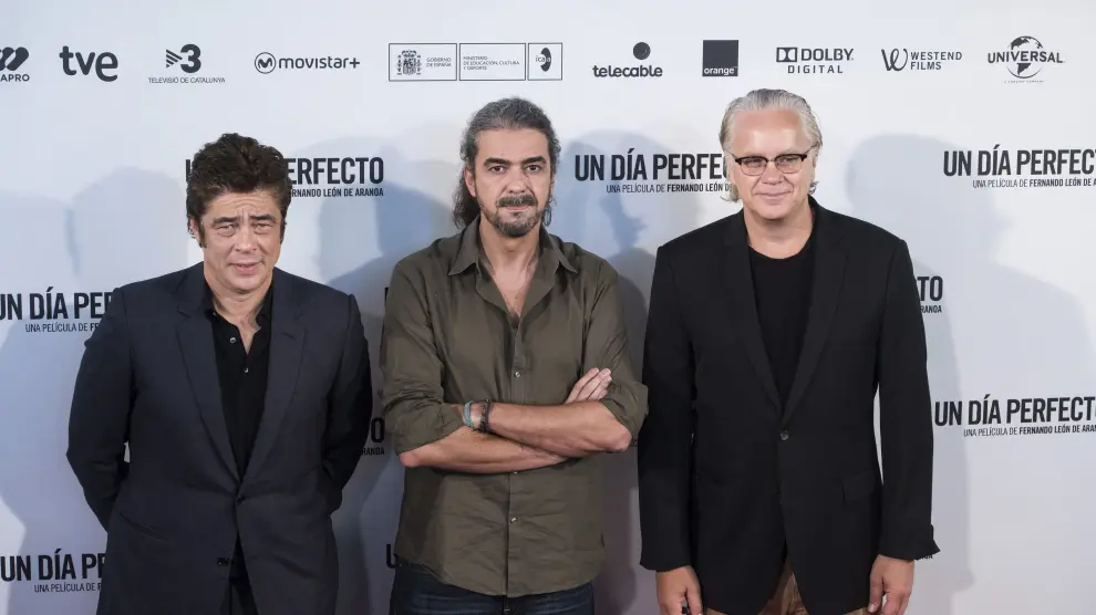 Los actores Benicio del Toro y Tim Robbins junto con el cineasta Fernando León en el photocall de la película 'Un día perfecto'.