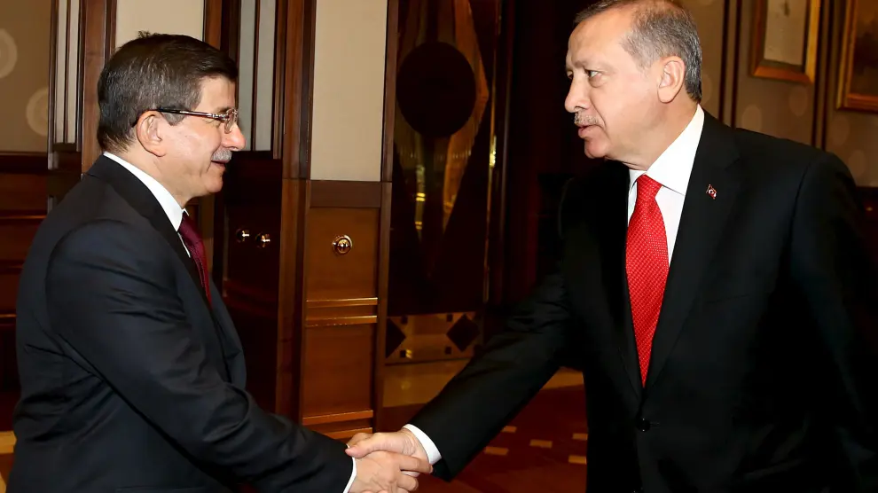 El presidente de Turquía, Recep Tayyip Erdogan y el líder del AKP, Ahmet Davutoglu.