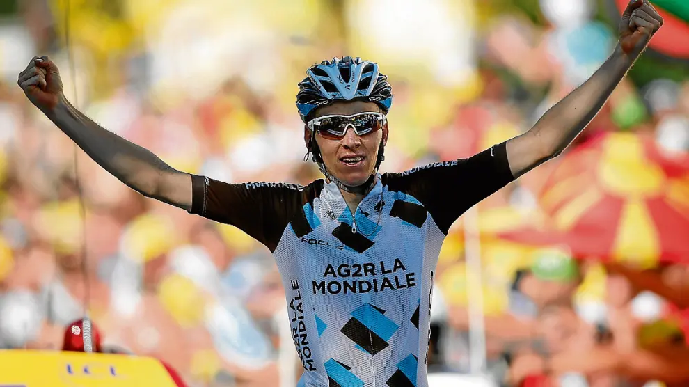 Romain Bardet (AG2R) celebra, brazos en alto, su victoria de ayer en Saint Jean de Maurienne.