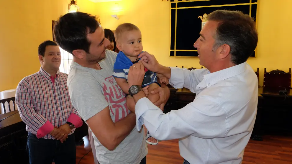 El alcalde, Luis María Beamonte, impone el pañuelico a uno de los bebés.