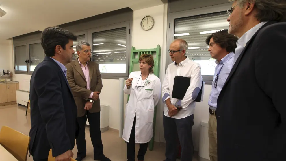 El consejero de Sanidad, Sebastián Celaya, ha visitado el hospital psiquiátrico de medias estancias Santo Cristo de los Milagros de Huesca.