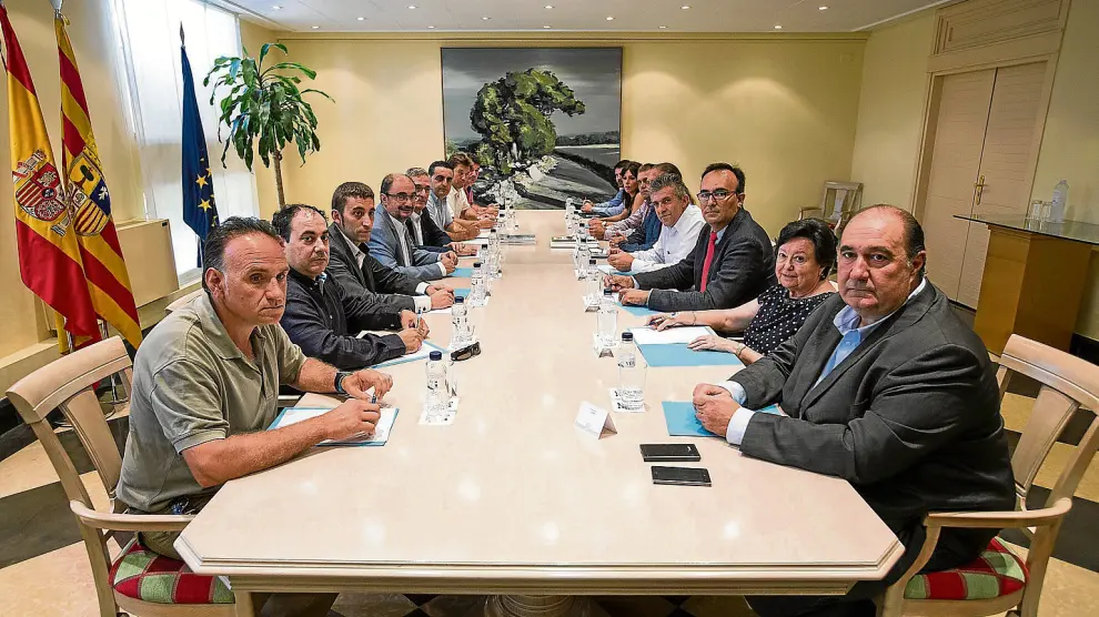 Javier Lambán a la izquierda, en el centro, con los representantes de UAGA, Asaja, Araga y UPA, ayer, en el Pignatelli.