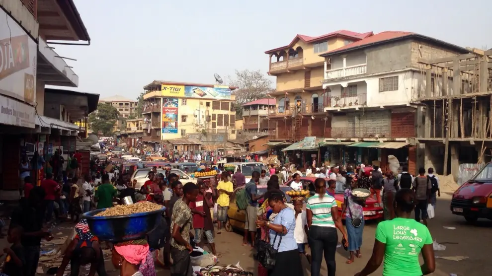 El mercado de Freetown, en Sierra Leona, en plena actividad.