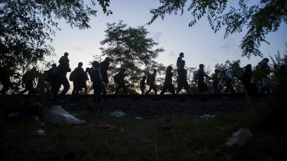 Decenas de refugiados, junto a la frontera sur de Hungría
