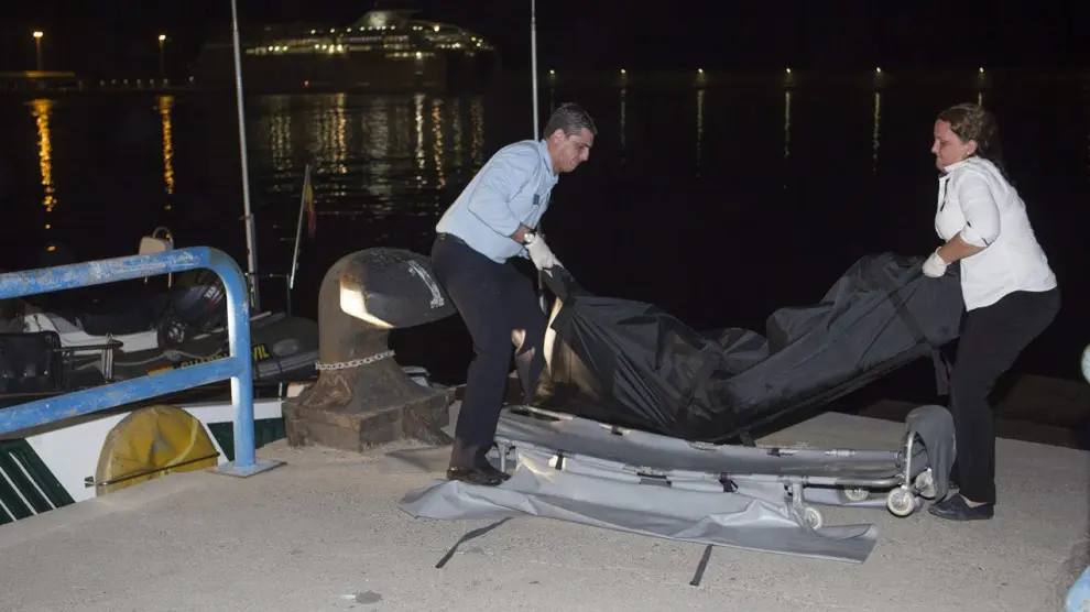 Efectivos del Servicio Marítimo de la Guardia Civil de Motril trasladando el cadáver del inmigrante subsahariano.