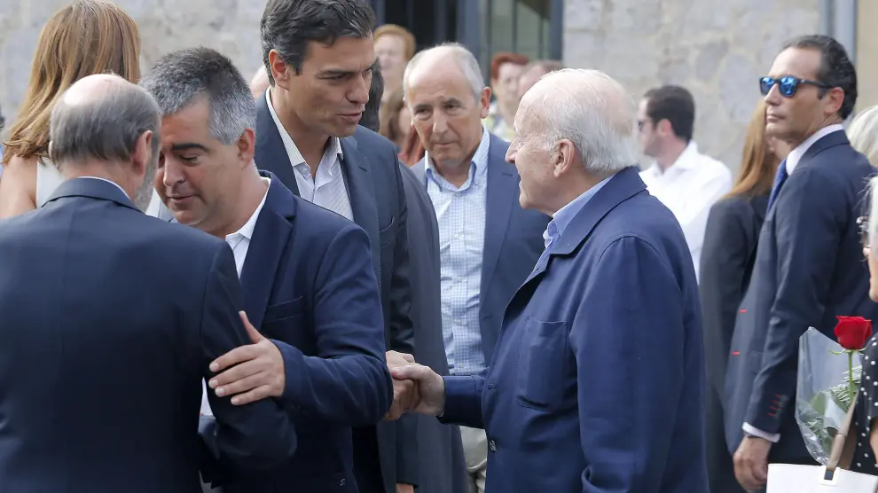 Pedro Sánchez saluda al expresidente del PNV, Xabier Arzalluz, durante el funeral de Txiki Benegas.