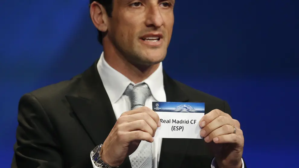 Zanetti muestra la papeleta del Madrid