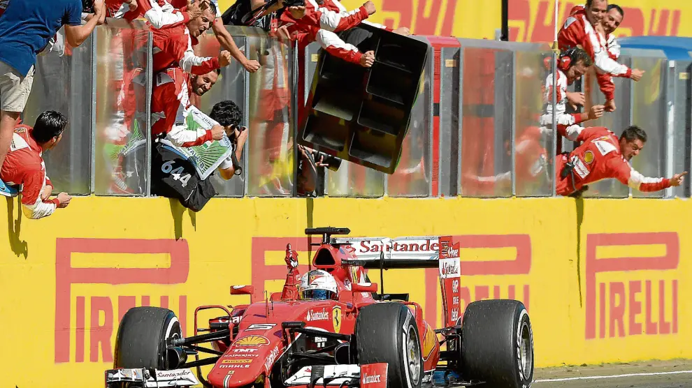 Sebastian Vettel cruza la meta de Hungaroring en primer lugar, señalando al cielo.