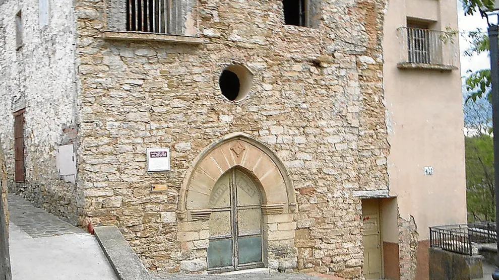 Puerta de entrada al antiguo hospital de Santa Elena, en Benabarre.