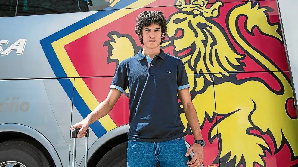 Jesús Vallejo posa para HERALDO antes de subir al autocar del equipo en un viaje del final de la pasada temporada.