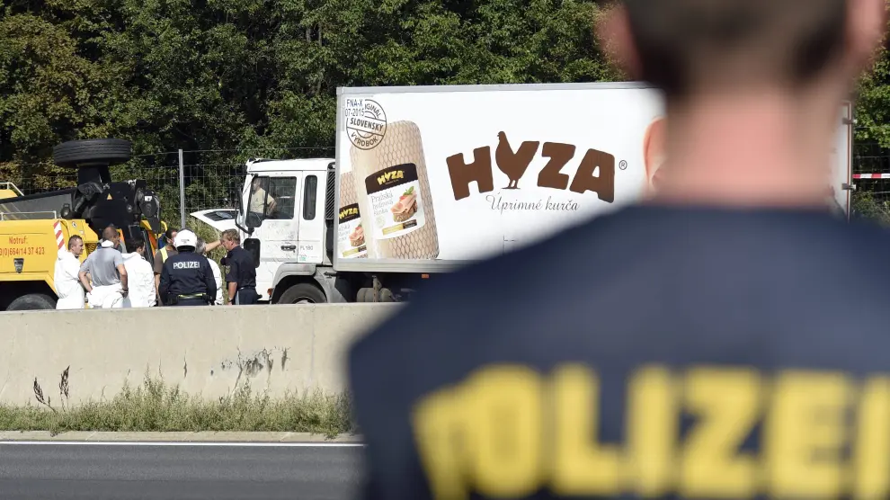 Imagen de archivo de expertos forenses en el camión frigorífico donde viajaba un grupo de inmigrantes que murieron asfixiados