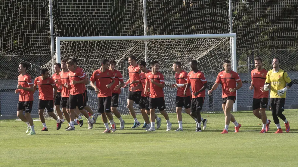 La plantilla del Real Zaragoza, ayer por la mañana durante el entrenamiento en la Ciudad Deportiva.