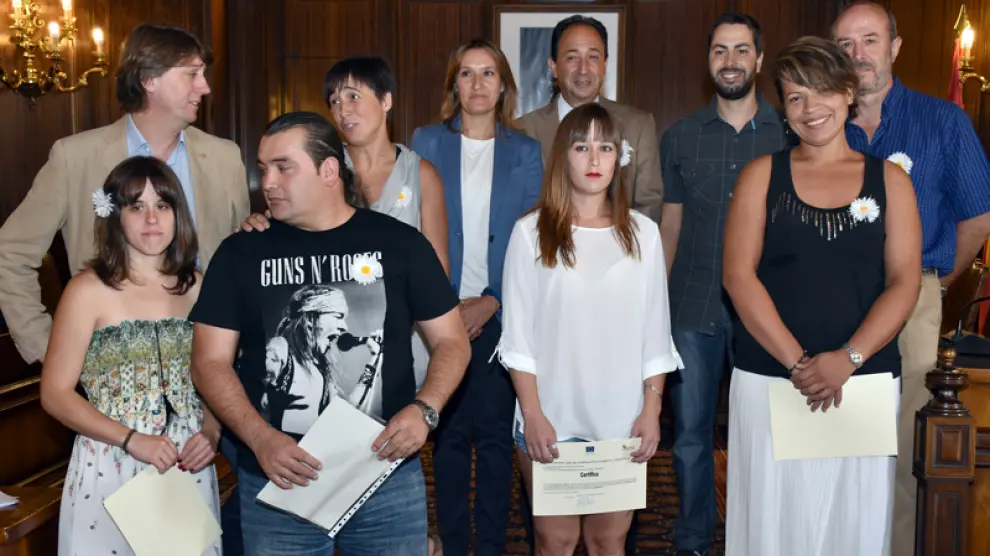Los representantes de la Junta y del Ayuntamiento de Soria con los docentes y alumnos