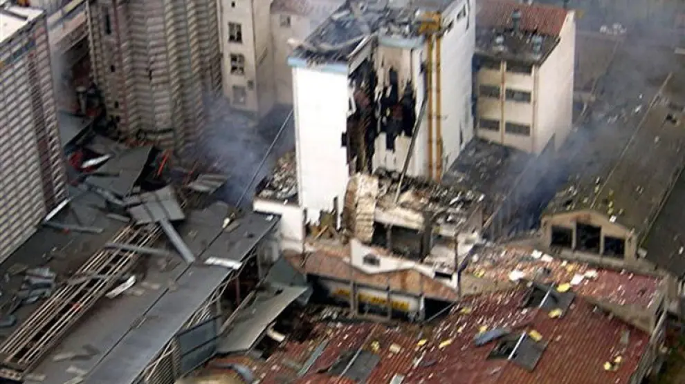 Vista aérea de la explosión en Harinas Porta, el 14 de abril de 2005.