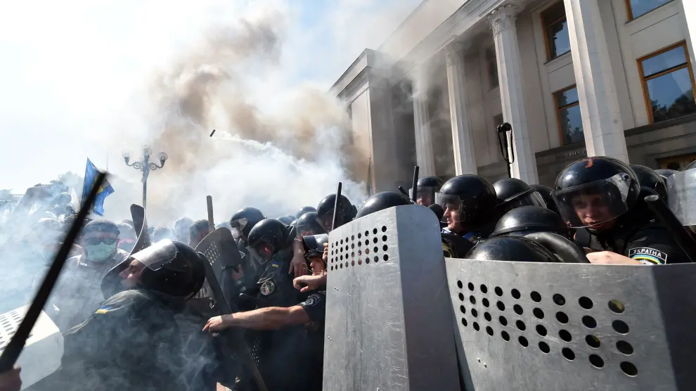 Las fuerzas de seguridad ucranianas custodiando el Legislativo ante la opresión de la revuelta.