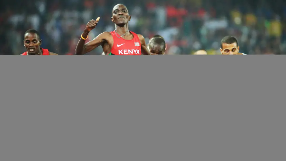 El keniata Asbel Kiprop que por tercera vez se coronó campeón de 1.500.