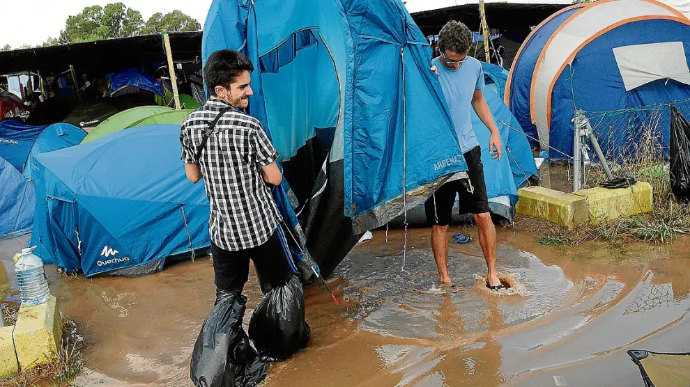 El jueves, casi 900 acampados tuvieron que ser desalojados del campin por las fuertes lluvias.