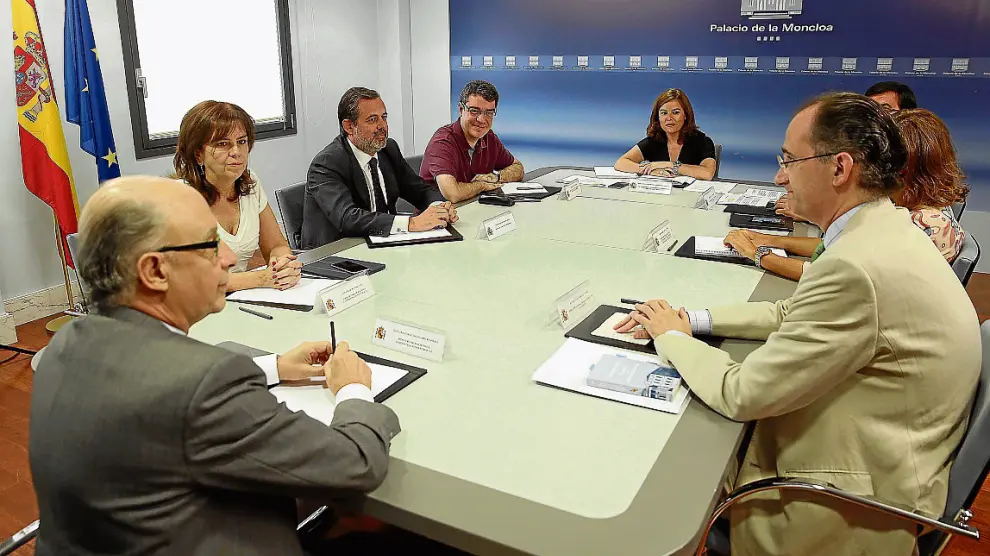 El ministro Montoro y la vicepresidenta Sáenz de Santamaría, en una reunión ayer sobre los presupuestos.