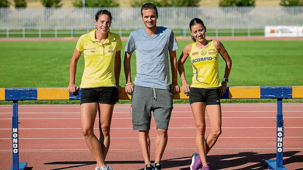 Laura Ginés, Toni Abadía e Isabel Macías, en las pistas del estadio Corona de Aragón.