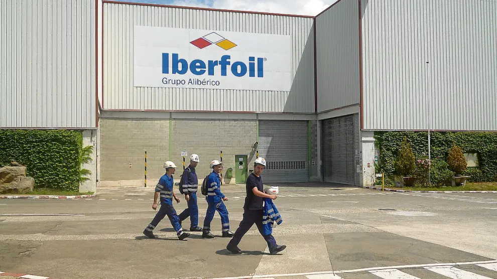 Varios operarios de Iberfoil, ayer, en las instalaciones de la empresa en Sabiñánigo.