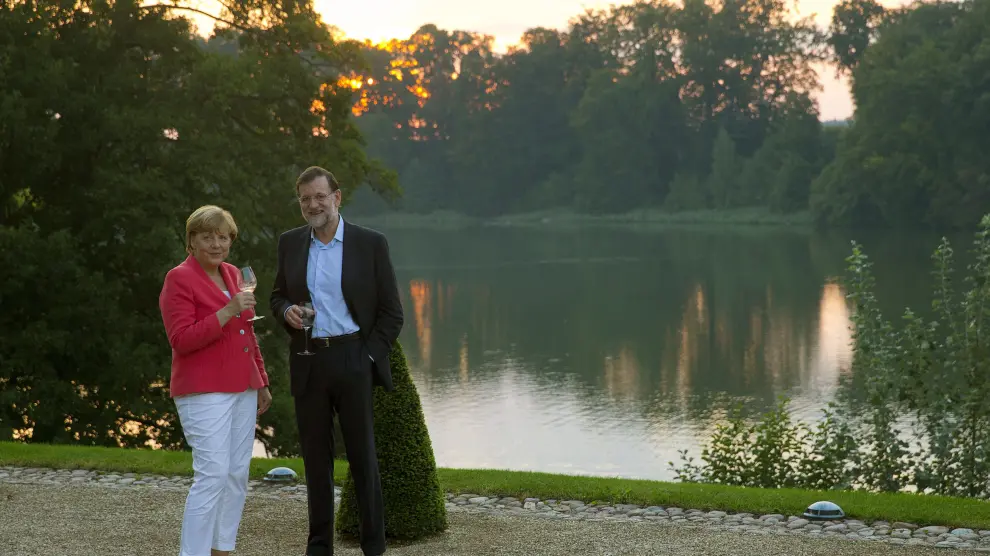 Merkel y Rajoy pasearon por el bosque y brindaron junto al lago